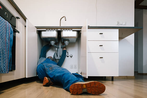 Professional Emergency Plumber technician working in Kingsville, MO